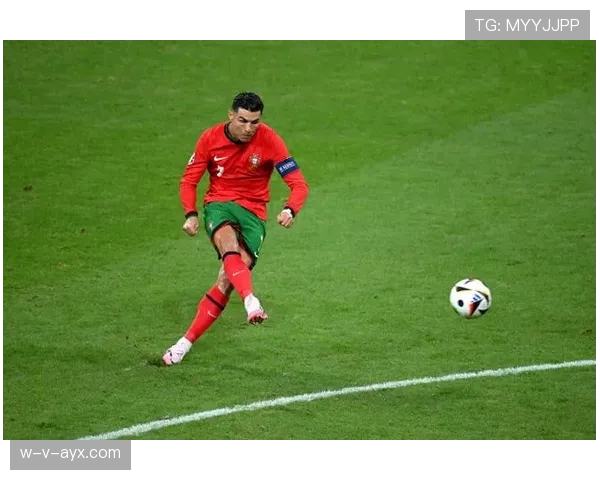 C罗任意球引发裁判争议，球迷观点分歧成比赛焦点