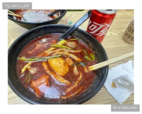 费钰婷在路边摊吃串儿，手上那只名牌包让我怀疑人生